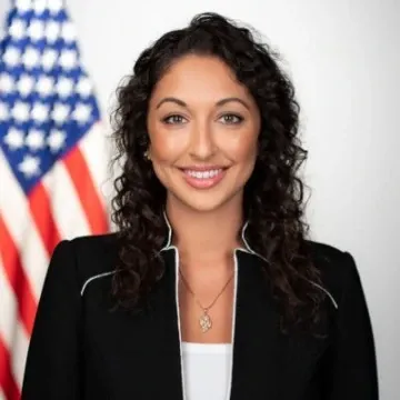 Roma Daravi Biography